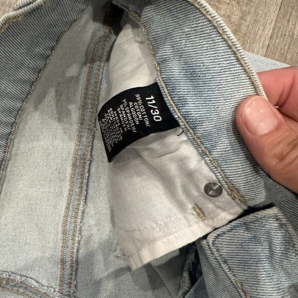 Celebrity Pink Women's Hi-Rise Denim Shorts Distressed Light Wash Shorts 11 New - Picture 3 of 7